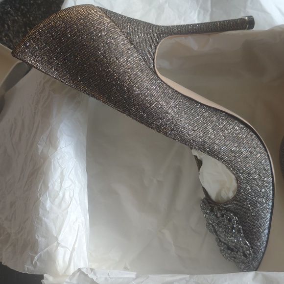 Manolo Blahnnik's Gold/Bronze heels - Picture 5 of 13
